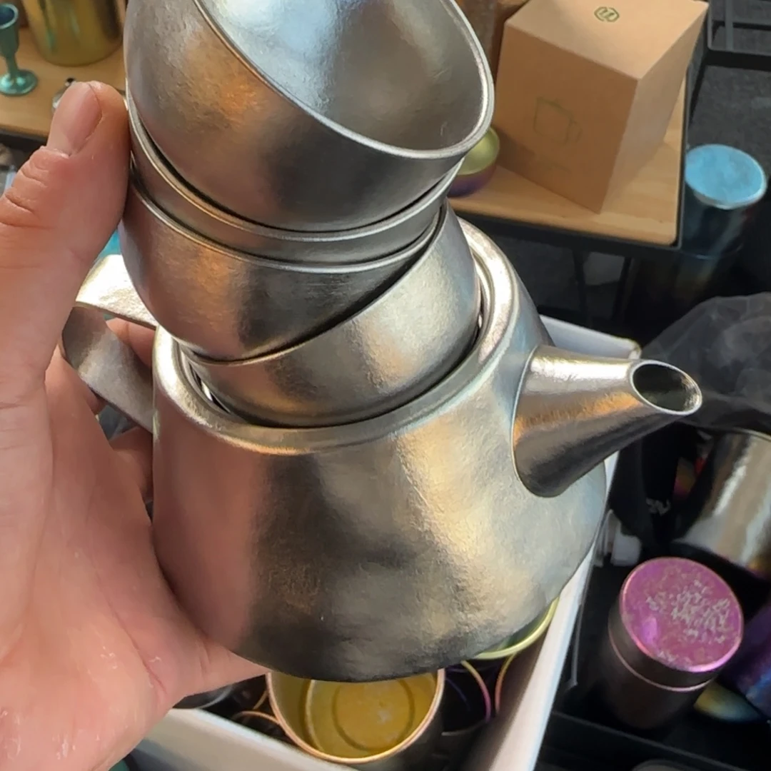 金属一个钛色锥形壶加4个钛色茶碗微瑕