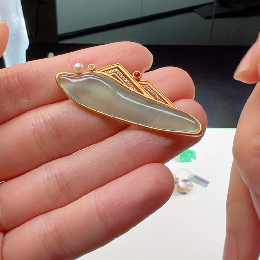 【闪购商品】翡翠颈饰18K金镶嵌如鱼得水