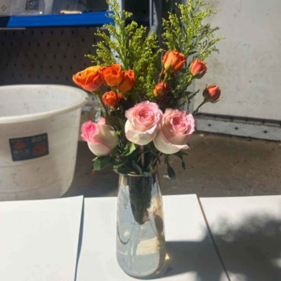 艾莎公主玫瑰3支+多头玫瑰橙色芭比2支+黄莺草3支混搭花束6