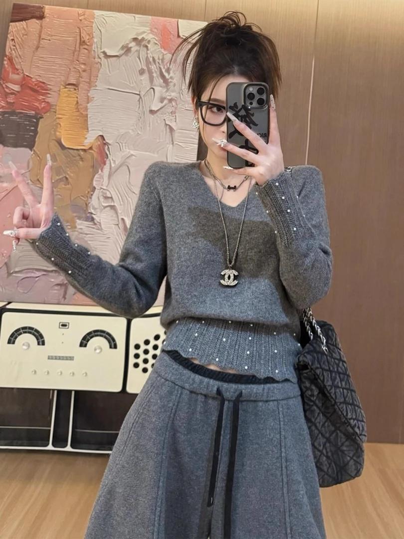 法式重工灰色V领钉珠针织打底衫女秋冬轻奢高级感内搭绝美小上衣