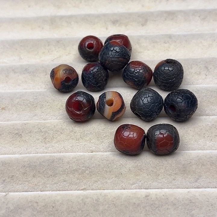 颈饰琉璃吗脑散珠1颗