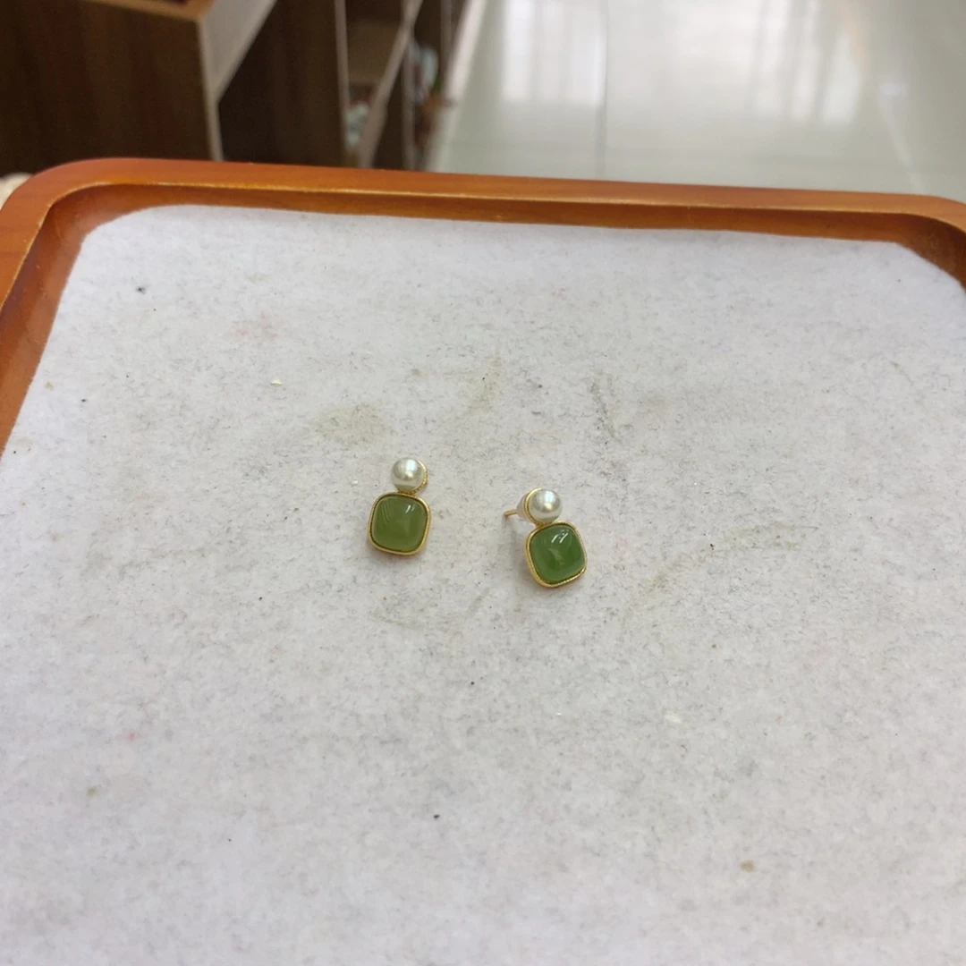 月***诗石英质玉（非洲翠）未镶嵌耳钉