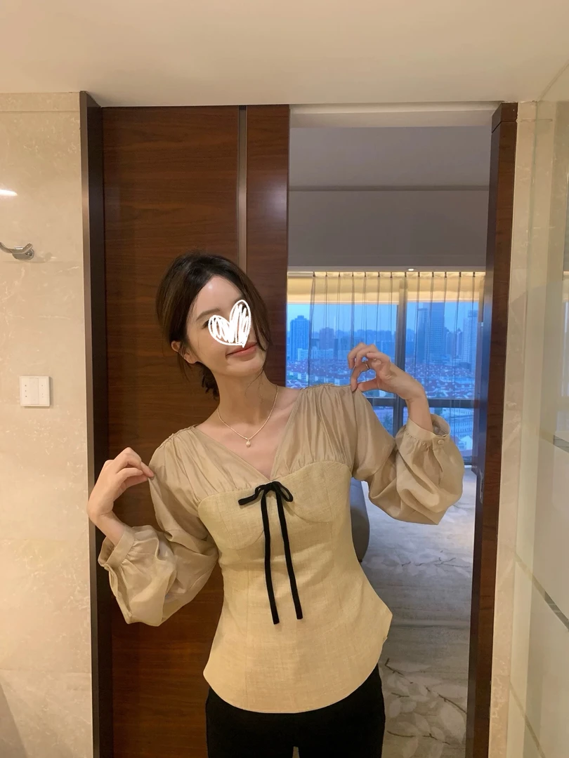 沙丘少女~韩系气质v领蝴蝶结拼接网纱收腰显瘦长袖上衣
