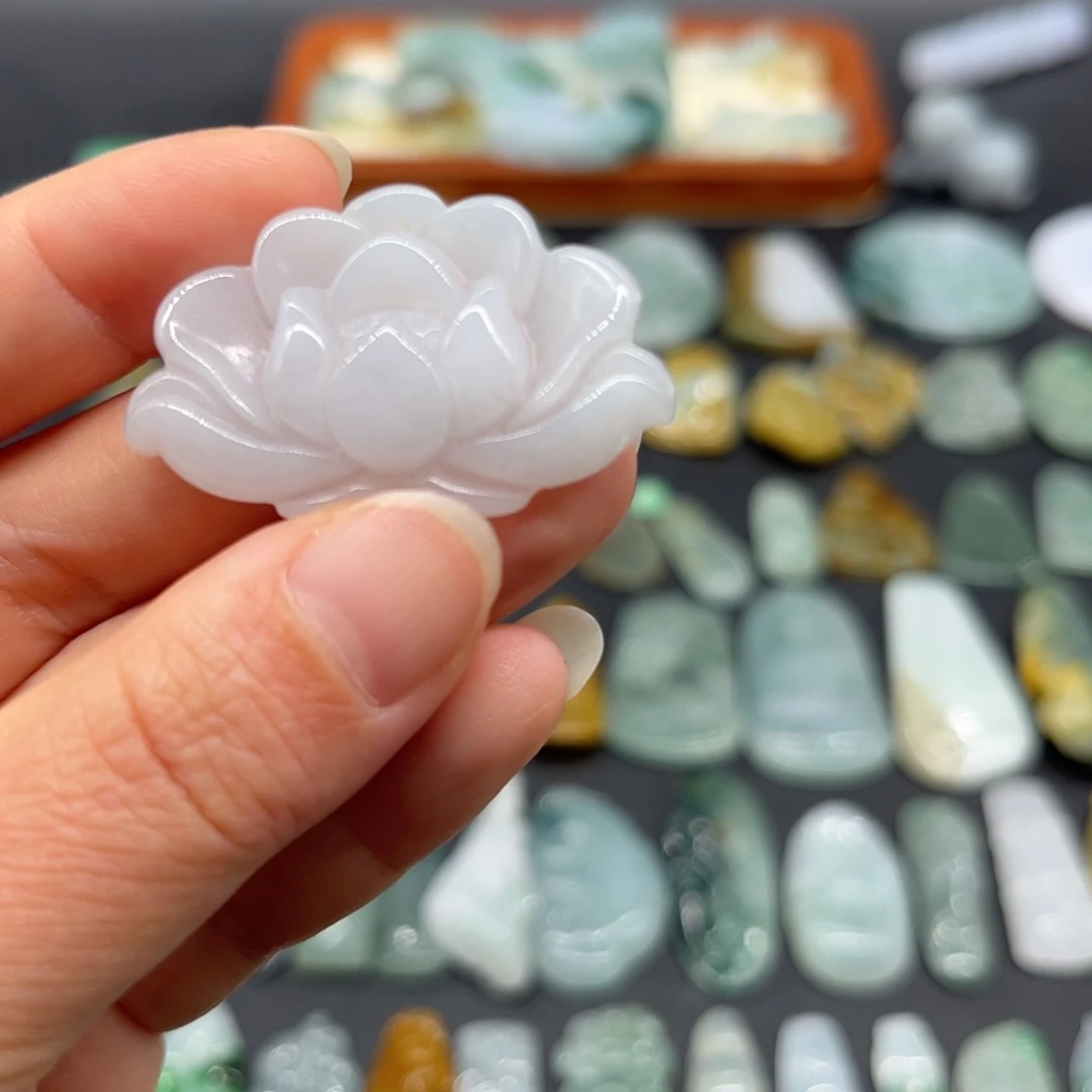 翡翠未镶嵌颈饰莲花