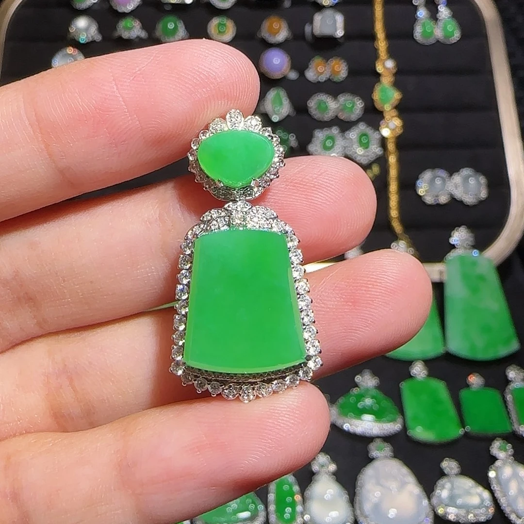 翡翠18K金镶嵌颈饰吊坠