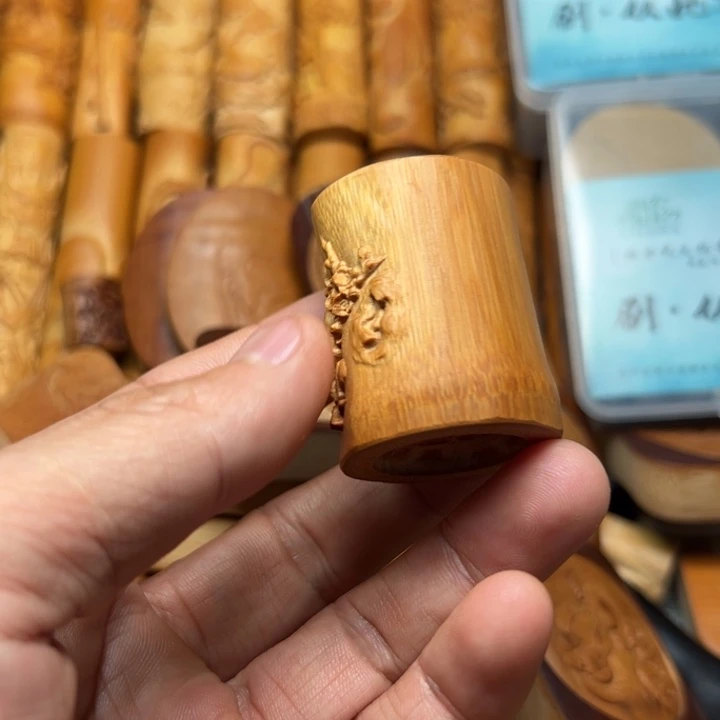 云***…实心竹雕刻手把件