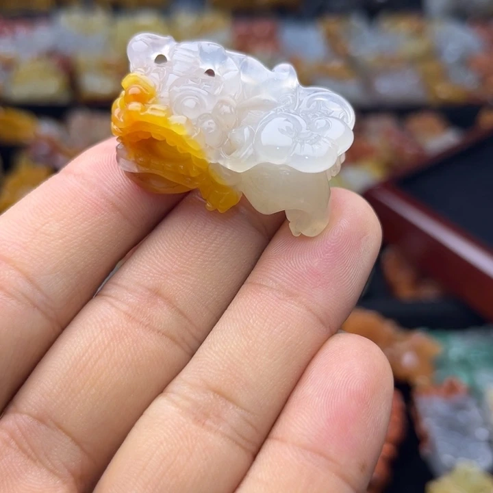 未镶嵌石英质玉（黄龙玉）颈饰