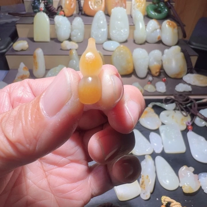 小***摊和田玉未镶嵌颈饰