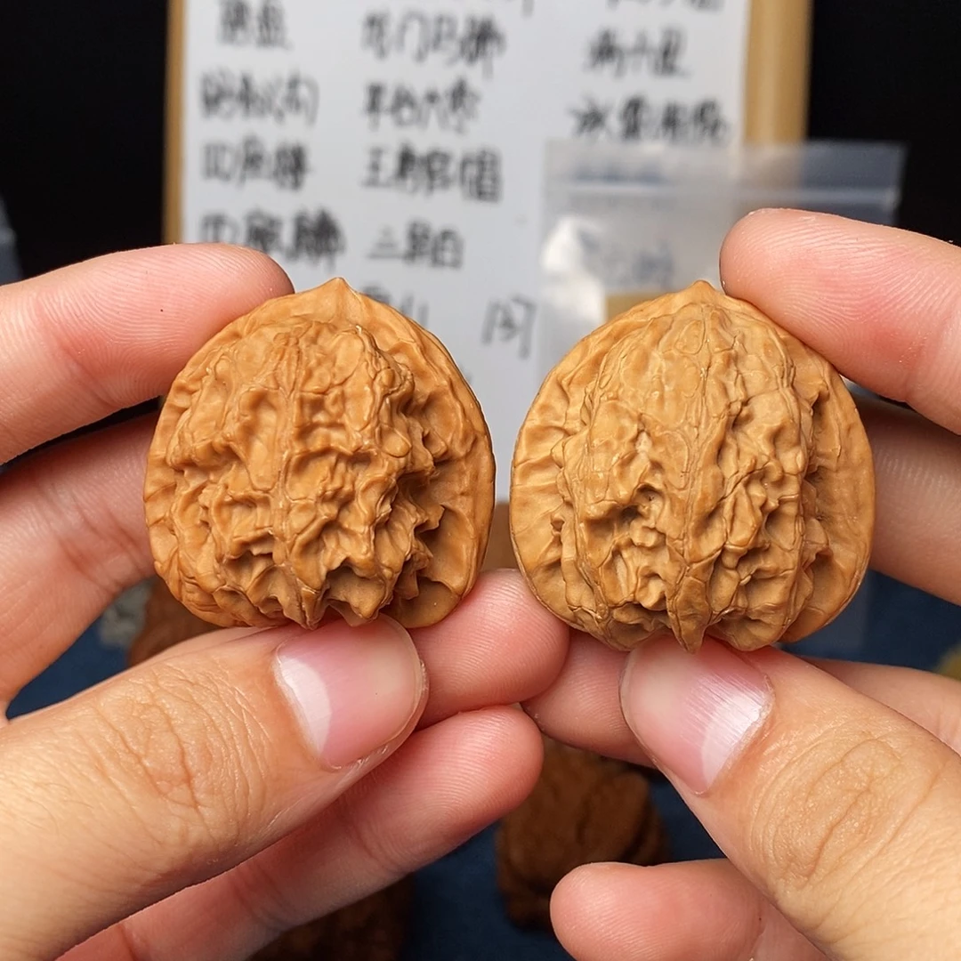 文玩核桃手串梨木台
