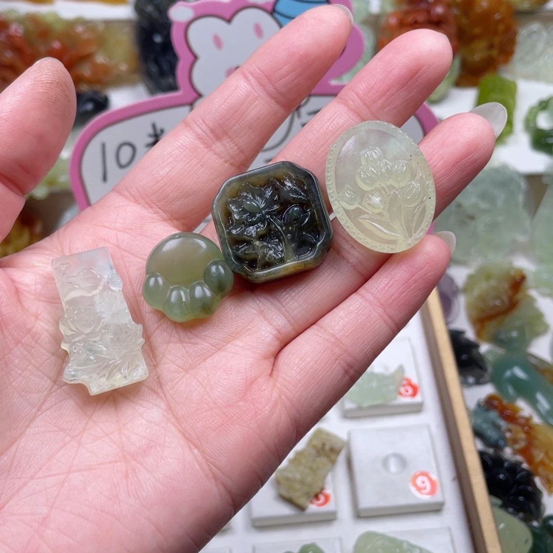 清***染蛇纹石玉未镶嵌颈饰