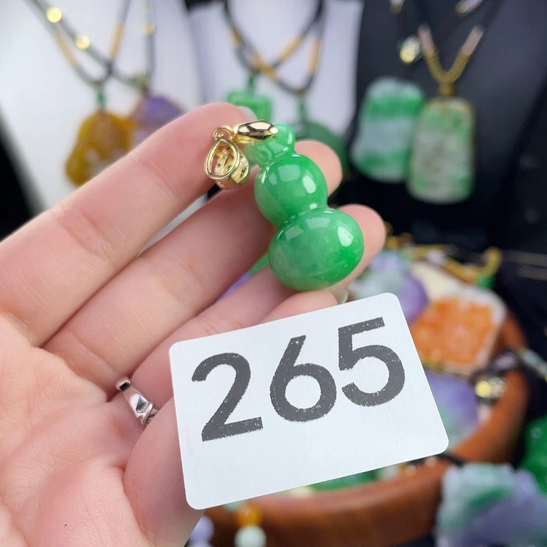 翡翠未镶嵌吊坠(赠链)