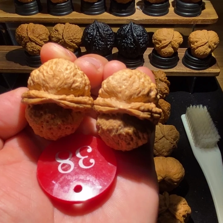 吊坠桃核铁狮子尺寸39