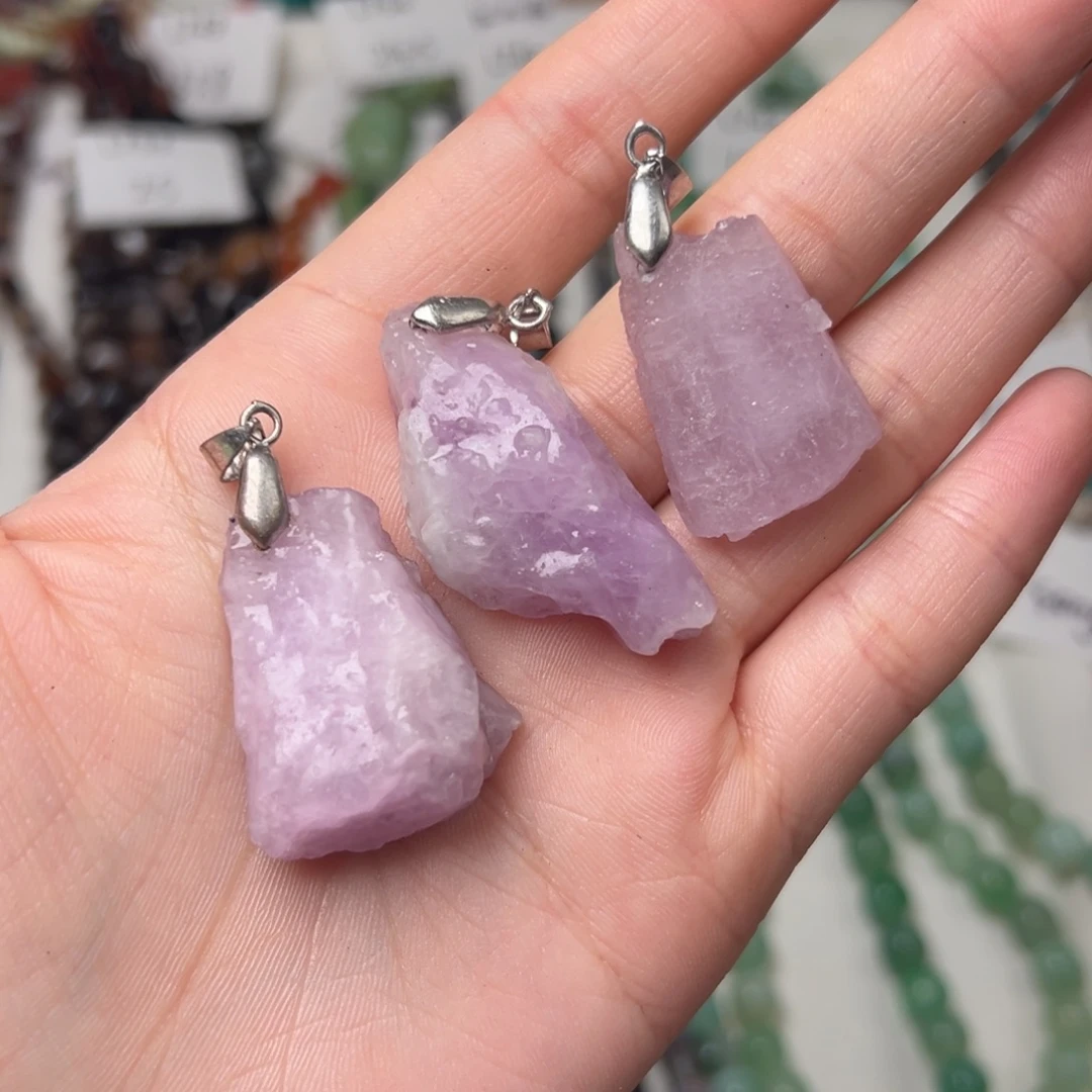 玛瑙/玉髓合金珠宝半成品L755。天然紫锂辉吊坠一个