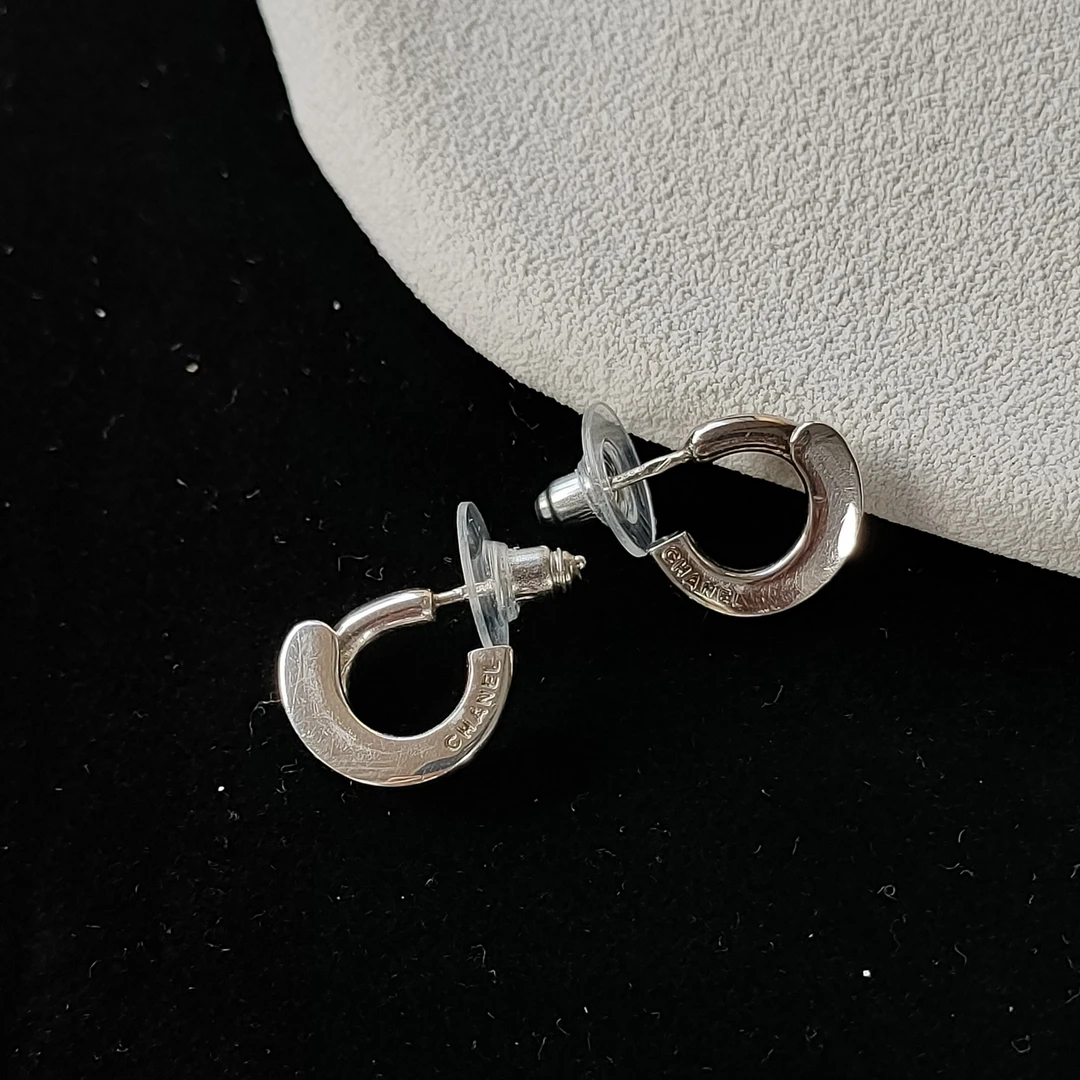 95新 Chanel/香奈儿 Azul -925银系列 字母耳圈耳钉 48597