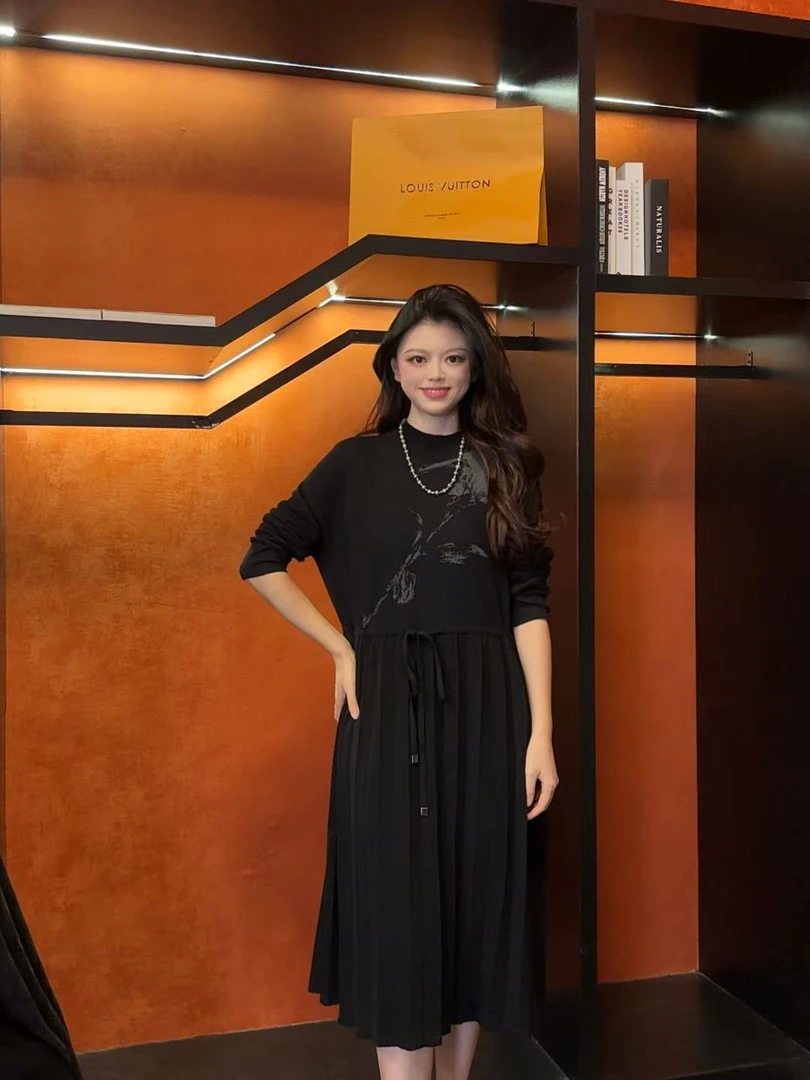 08 DD新款气质时尚显瘦百搭半高领大码洋气连衣裙