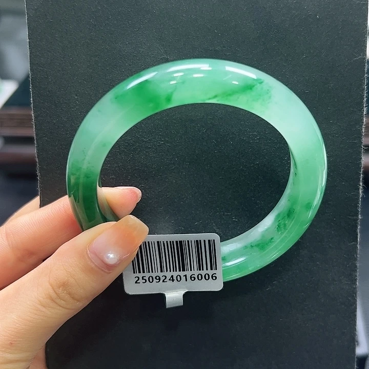 (***霞石英质玉（非洲翠）未镶嵌手镯