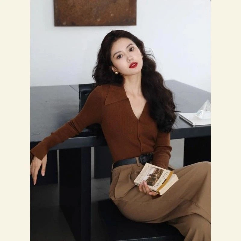 KDD10101秋冬法式复古v领针织衫T恤女高级感修身别致打底上衣