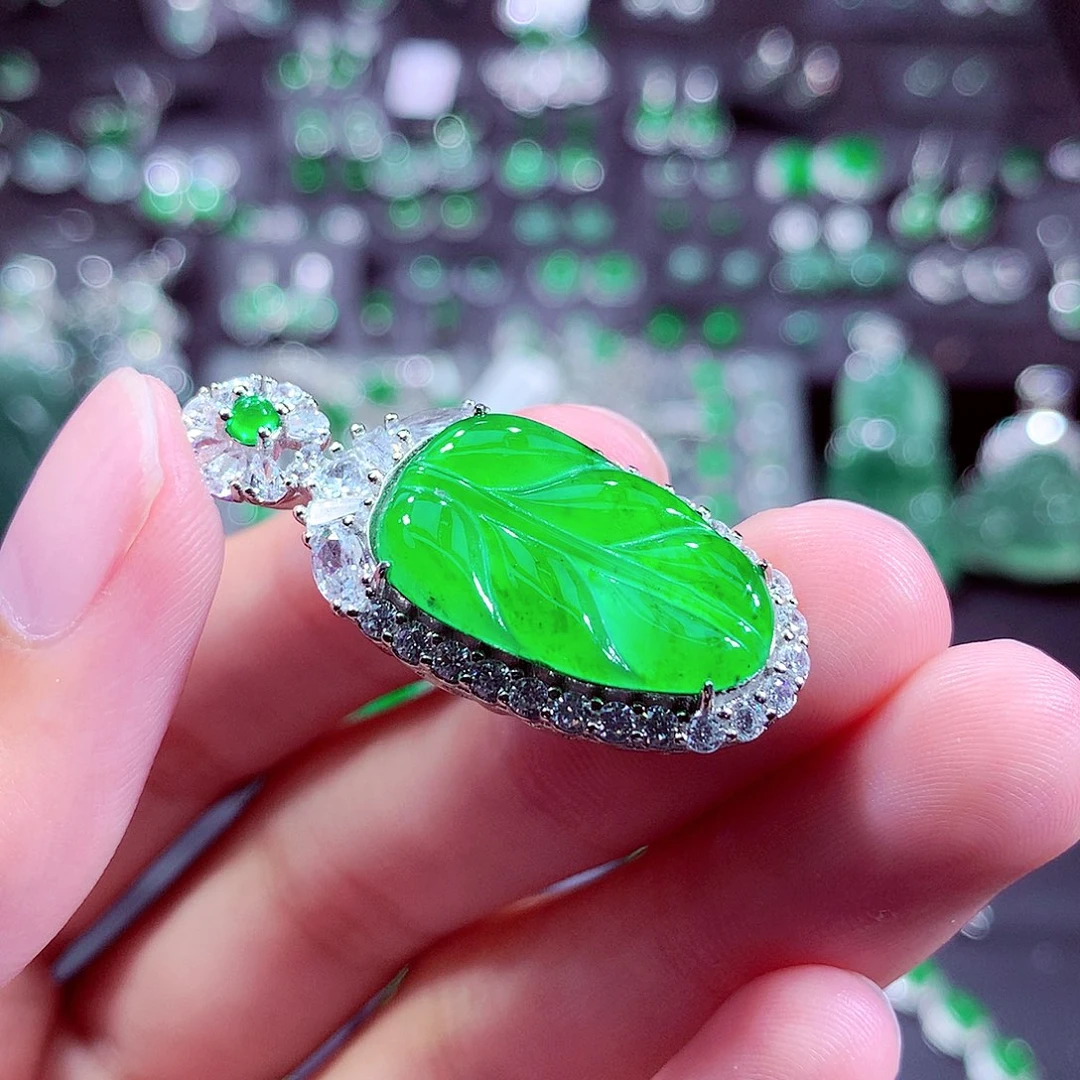 翡翠未镶嵌颈饰挂件