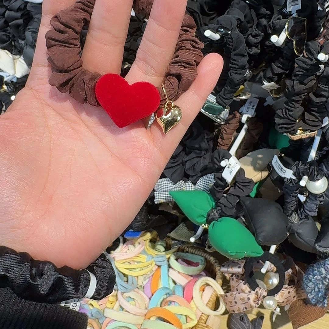 非金属咖色红爱心