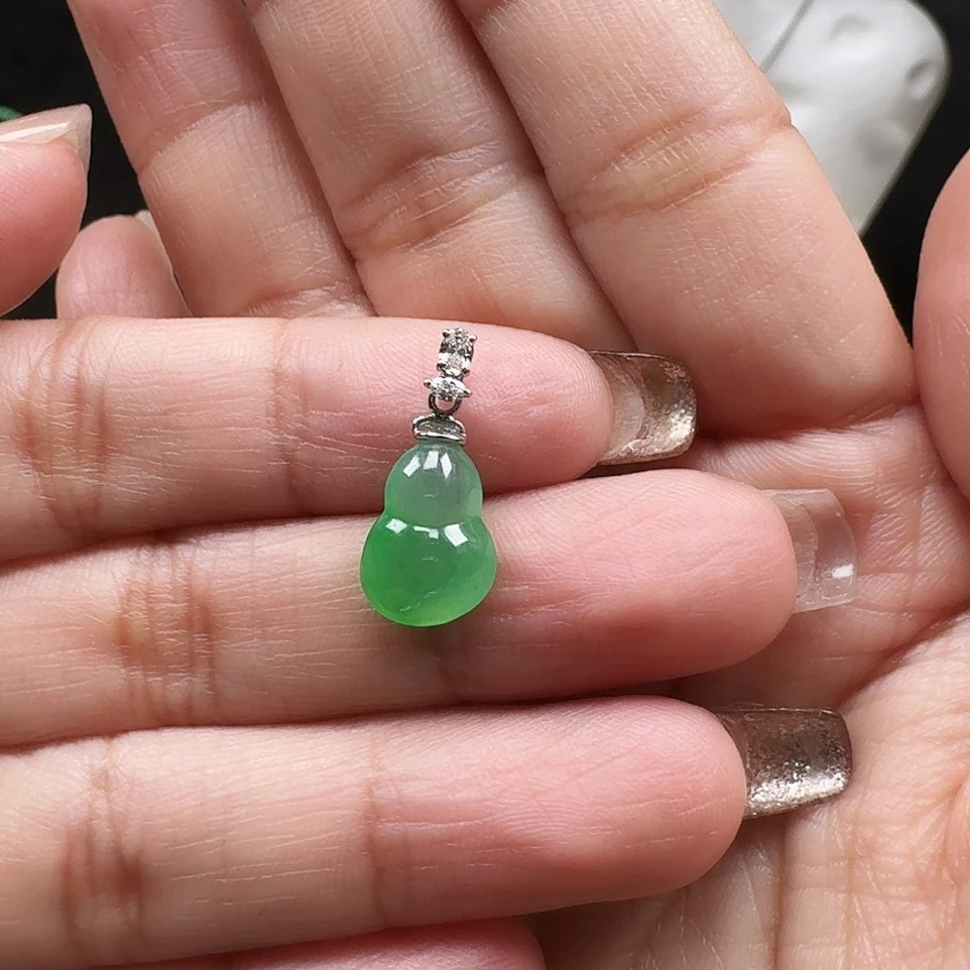 l***u翡翠9K金镶嵌颈饰