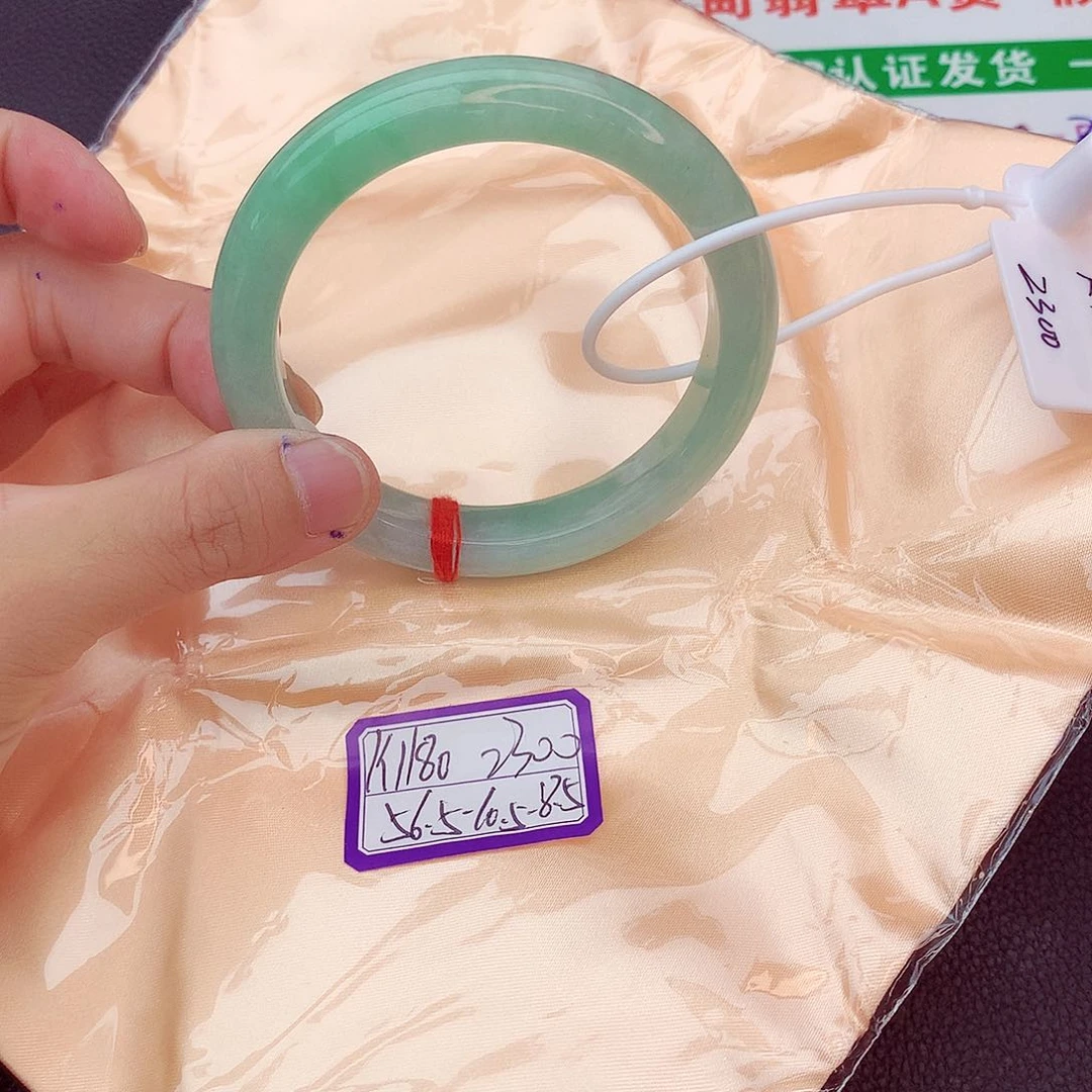 翡翠手镯未镶嵌翡翠