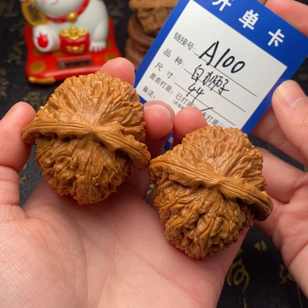 文玩核桃吊坠白狮子