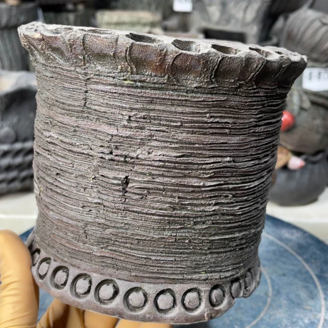 红陶微瑕的脸上有一丝