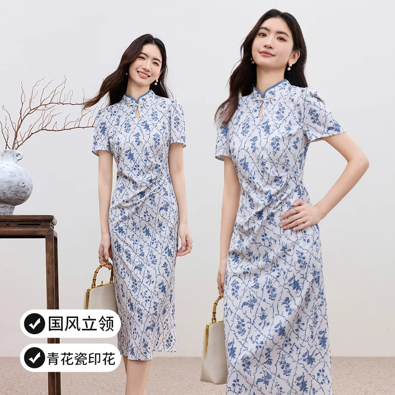 尚都比拉【现代国色系列 】国风立领镂空盘扣修身青花瓷连衣裙B3464