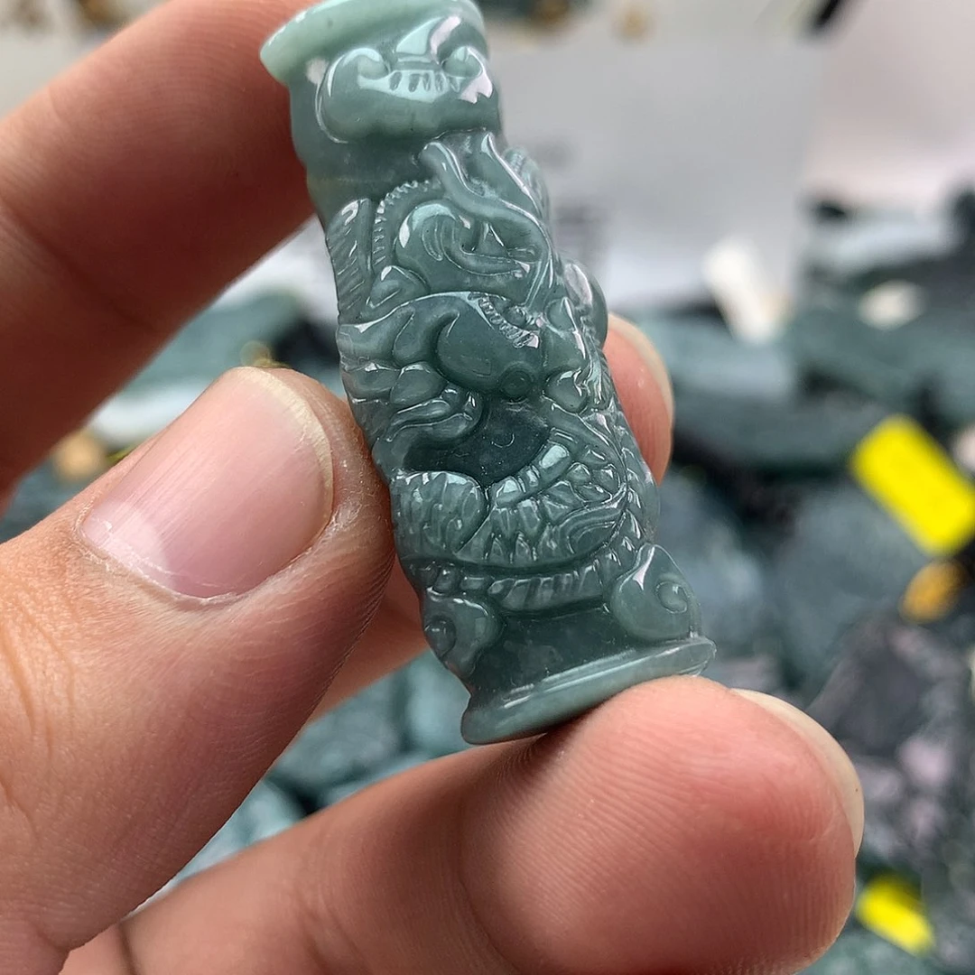 翡翠未镶嵌颈饰龙柱