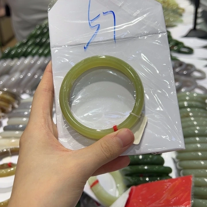芋***你和田玉未镶嵌手镯