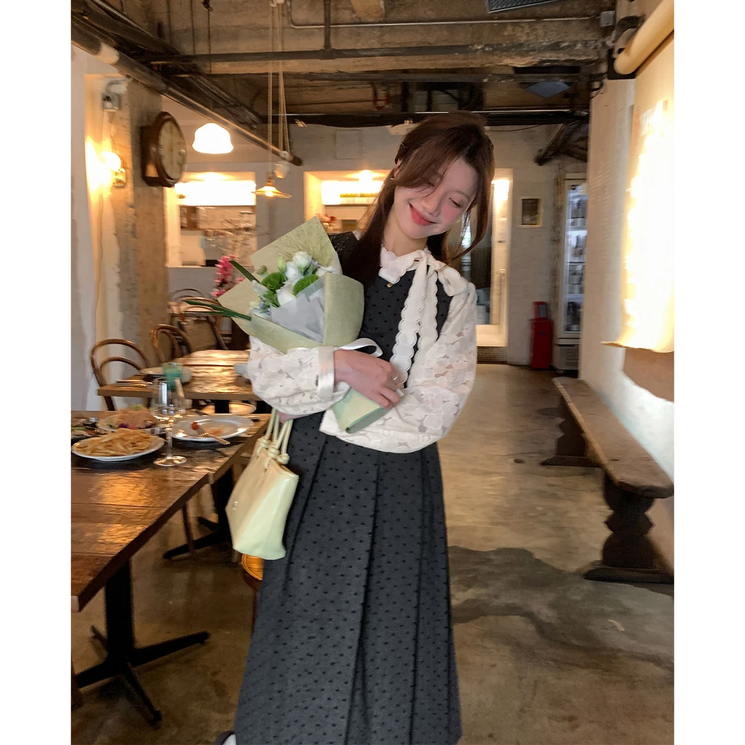 【西西里安】 韩系温柔感花朵刺绣镂空系带衬衣+波点毛呢背心裙