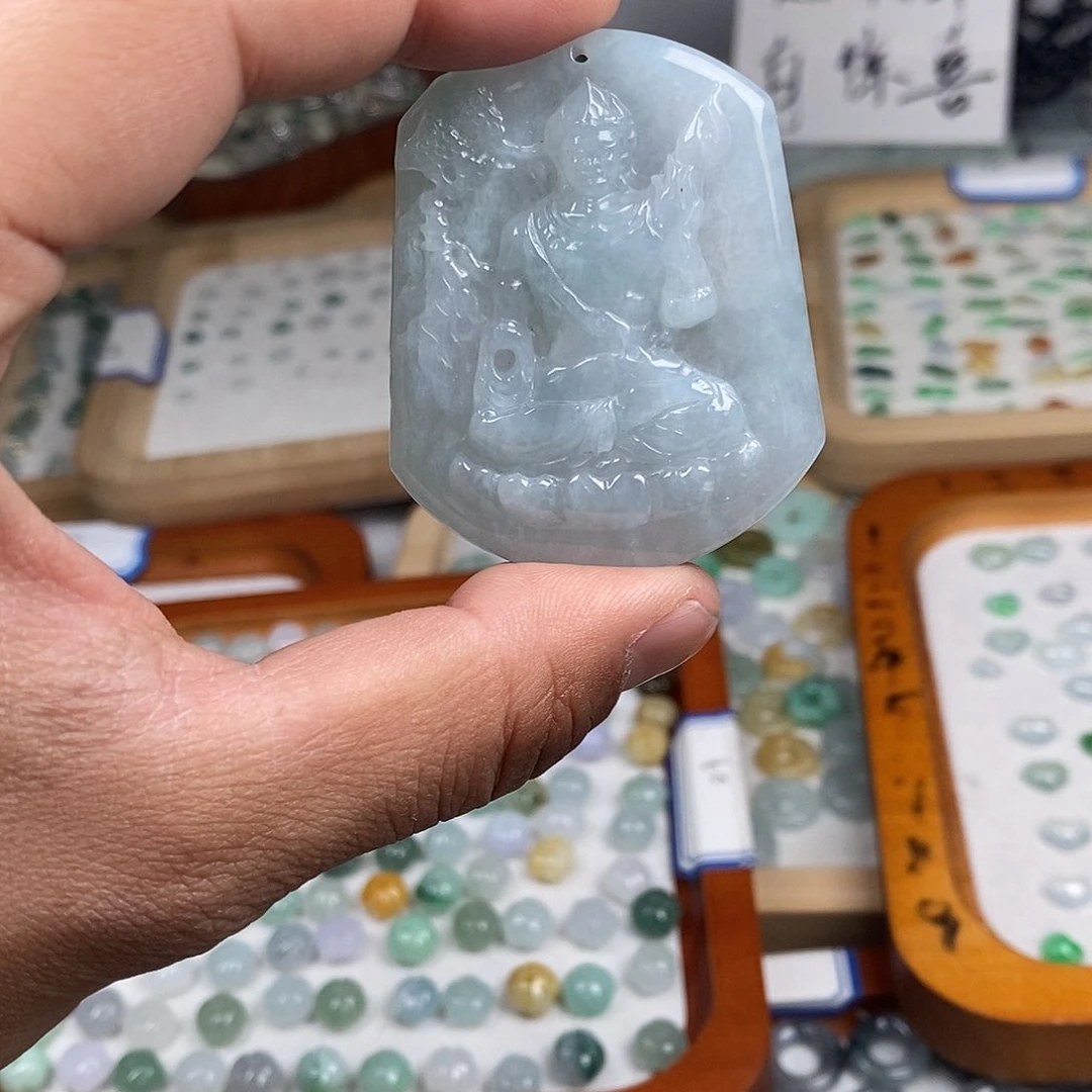 翡翠颈饰未镶嵌虚空照