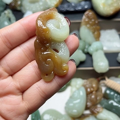 和田玉颈饰未镶嵌龍**人