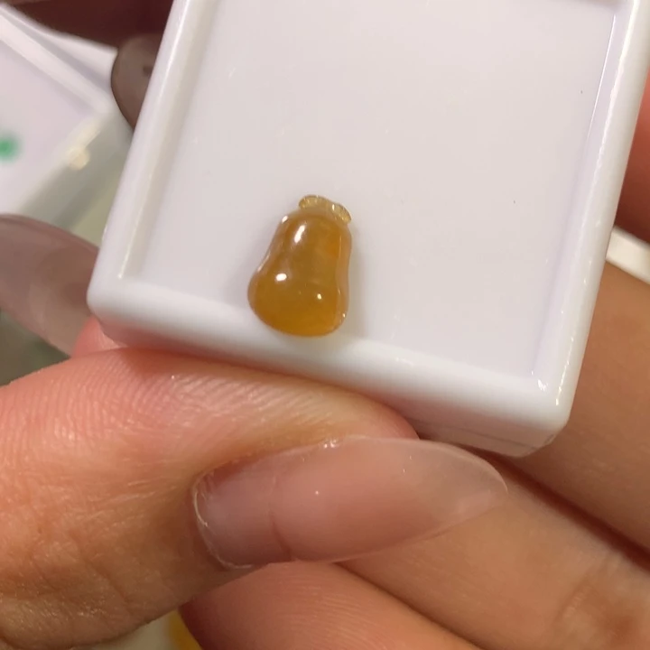 翡翠未镶嵌颈饰福瓜