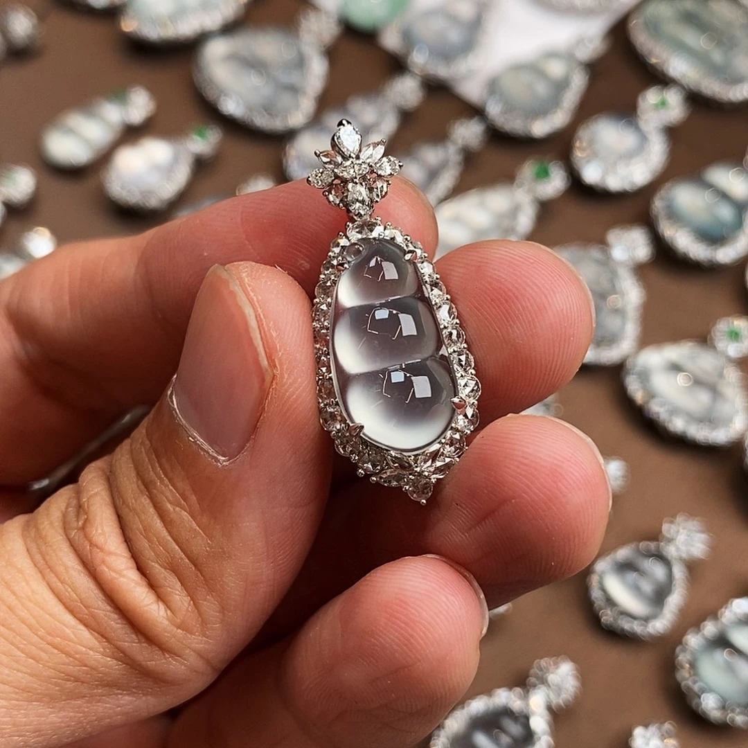 翡翠18K金镶嵌颈饰