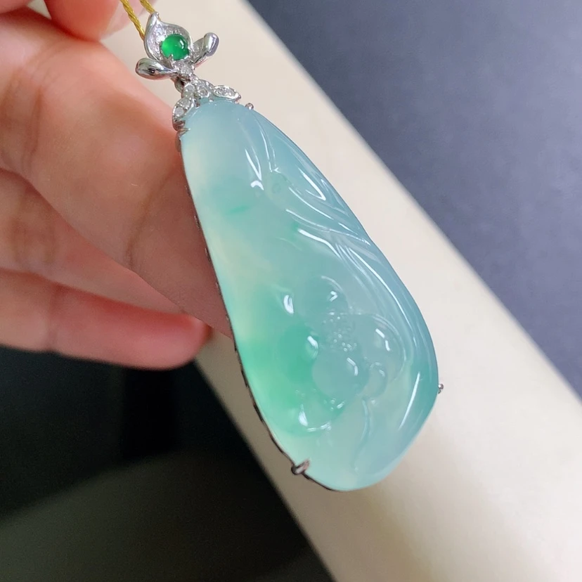 【闪购商品】翡翠颈饰18K金镶嵌莲年有余