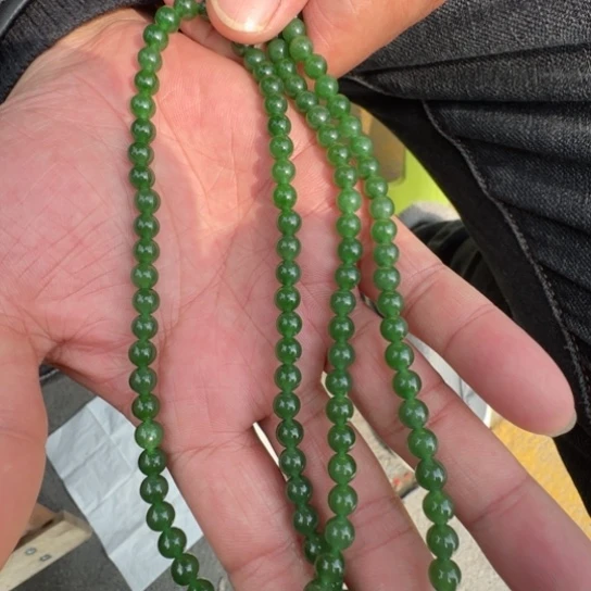 和田玉颈饰未镶嵌俄罗斯卡6的108，菠菜绿，无黑点
