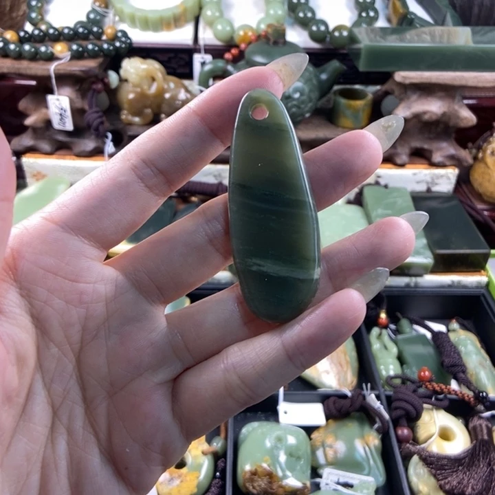 颈饰未镶嵌透闪石质玉