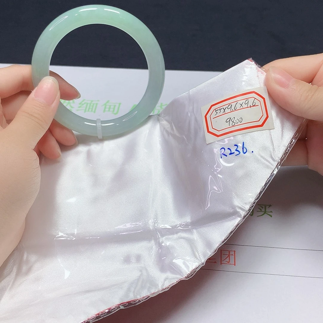 翡翠手镯未镶嵌翡翠手镯