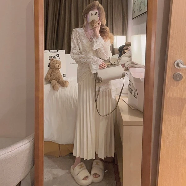 秋冬新款时尚V领蕾丝衫镂空长袖温柔风甜美法式打底衫内搭上衣潮