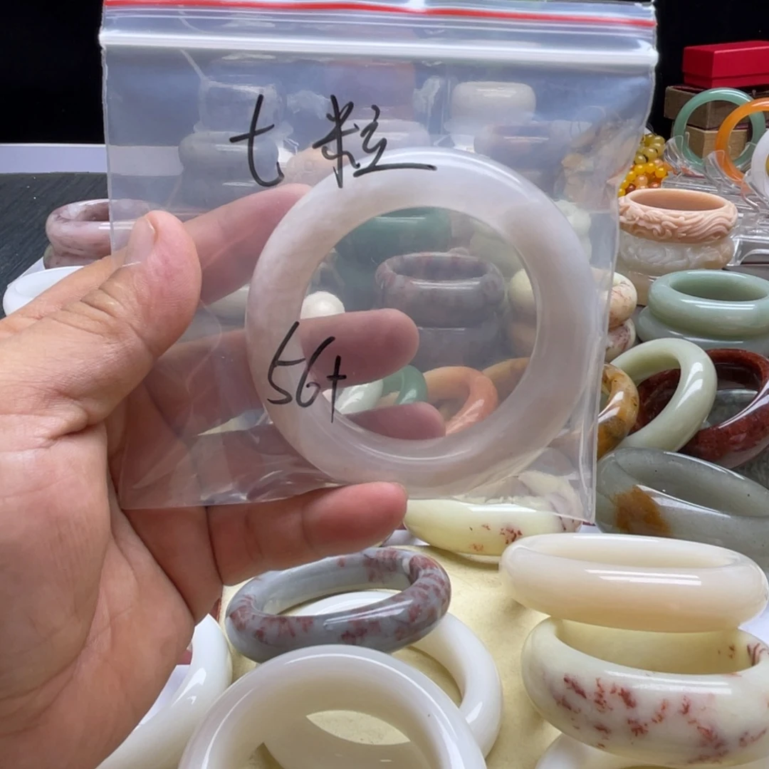 ****粒石英质玉（非洲翠）未镶嵌手镯