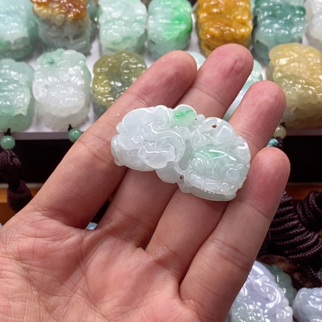 翡翠未镶嵌颈饰貔貅