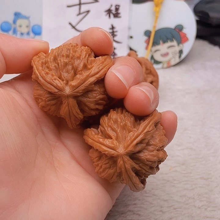 吊坠文玩核桃和三棱