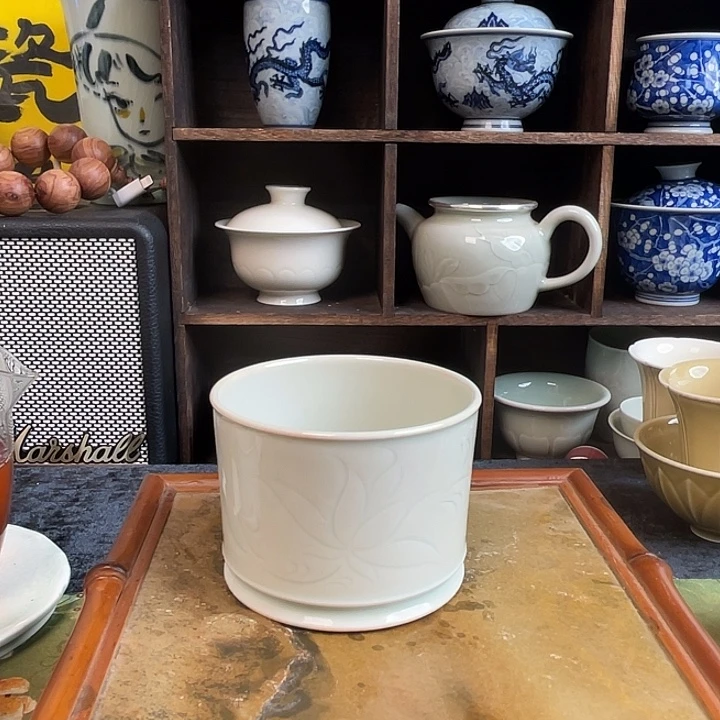 青釉刻花纹饰直筒主人杯