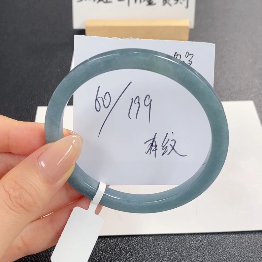 翡翠手镯未镶嵌不退换