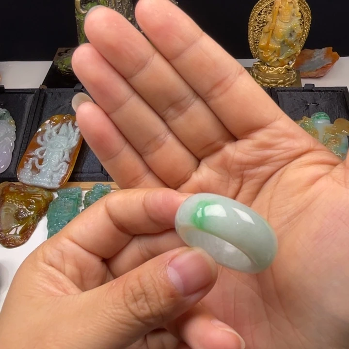 翡翠未镶嵌颈饰戒指