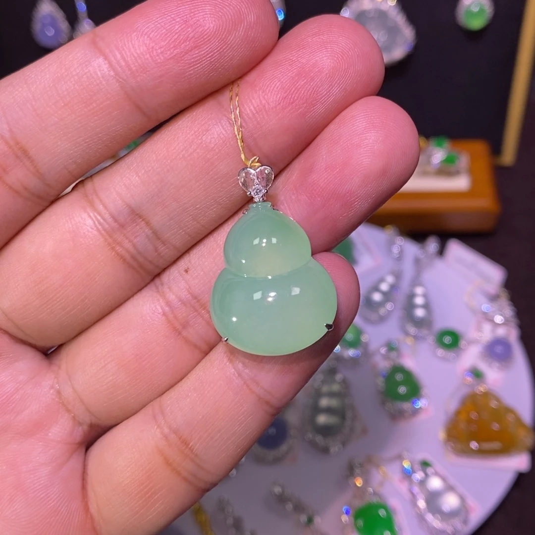 【闪购商品】颈饰18K金镶嵌翡翠