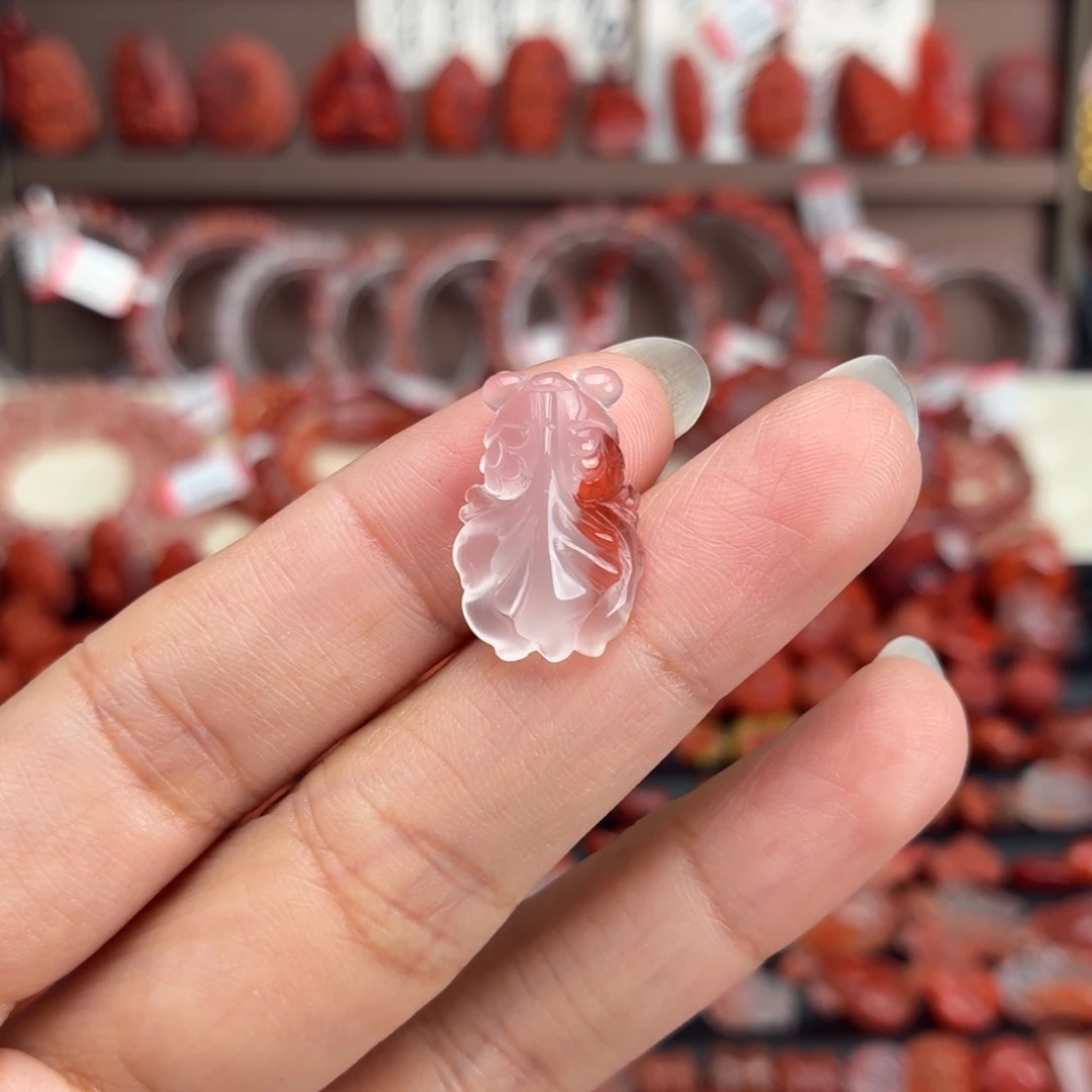 小****南红玛瑙未镶嵌颈饰金鱼吊坠