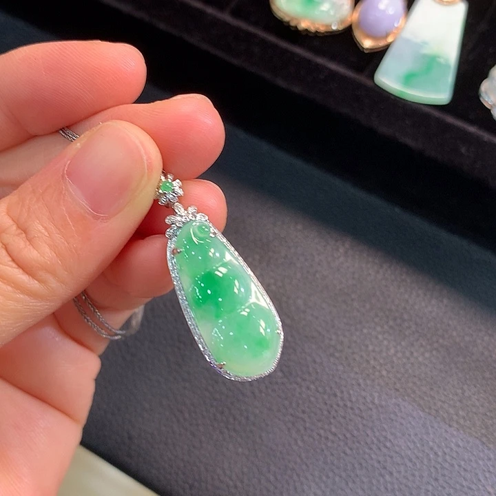 翡翠18K金镶嵌颈饰福豆