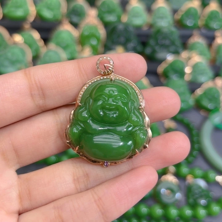 颈饰18K金镶嵌和田玉（碧玉）